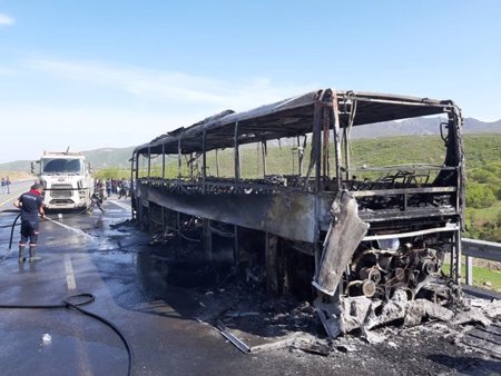 إسطنبول: النيران تحول حافلة كانت تقل 34 راكبا إلى ركام 
