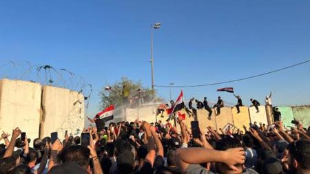 أنصار الصدر يقتحمون البرلمان العراقي