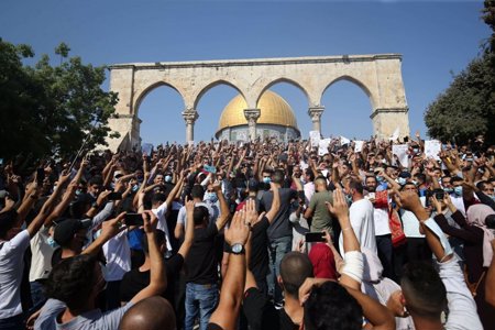 من المسجد الأقصى.. الفلسطينيون يخرجون بمسيرة نصرة للنبي محمد 