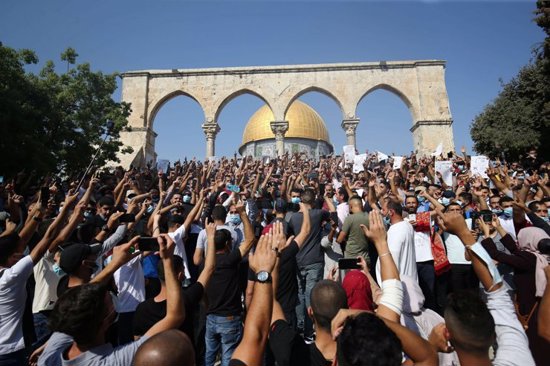 من المسجد الأقصى.. الفلسطينيون يخرجون بمسيرة نصرة للنبي محمد 