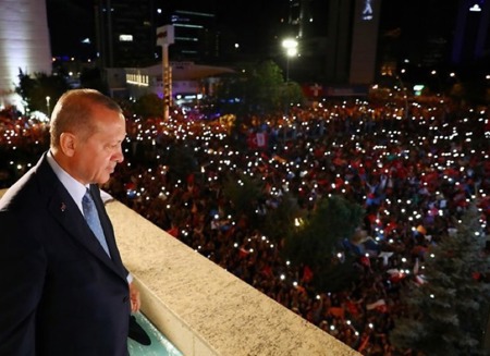 مظاهر احتفالات داخل حزب العدالة والتنمية لفوز أردوغان