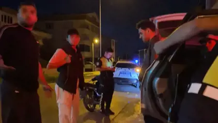 سائق دراجة نارية دون لوحة أو رخصة يهرب سيراً على الأقدام بعد سماعه قيمة الغرامة في إينيغول