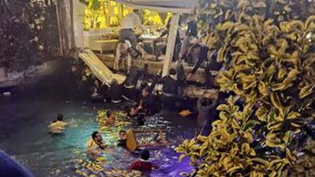 انهيار شرفة أحد مطاعم اسطنبول يدفع الزبائن إلى الإلقاء بأنفسهم في البحر