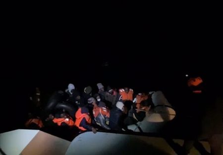 خفر السواحل التركي ينقذ 34 مهاجراً قبالة سواحل إزمير