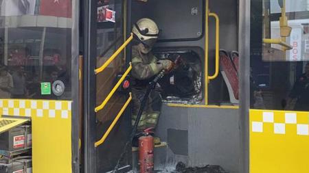 اندلاع حريق في حافلة متروبوس باسطنبول