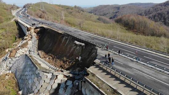بشكل كامل ..انهيار طريق دوزجي-زونغولداك شمال غرب تركيا