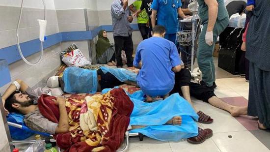إسرائيل تقتل 13 مريضًا في مستشفى الشفاء بحرمانهم من الدواء والغذاء والأكسجين