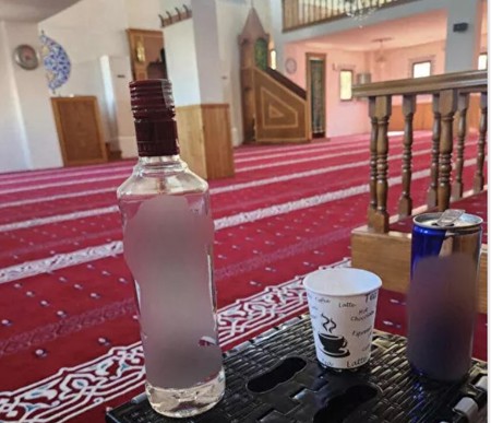 مواطن يثير الاستفزاز بنشره صورة أثناء تناول الخمر بأحد مساجد إسطنبول