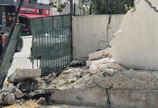 اصطدام حافلة نقل مدرسي بجدار حديقة في أرناوود كوي الإسطنبولية.. ومطالب سكانية بإجراءات وقائية