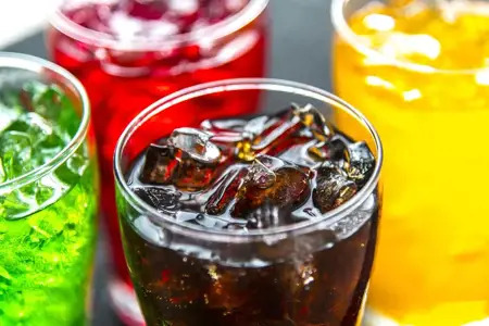تُضاعف الخطر 2.5 مرّة.. دراسة تحذّر: المشروبات السكّرية ترفع خطر سرطان المعدة