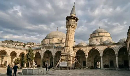 مئذنة تميل.. لكنها تصمد أمام زلزال قوي