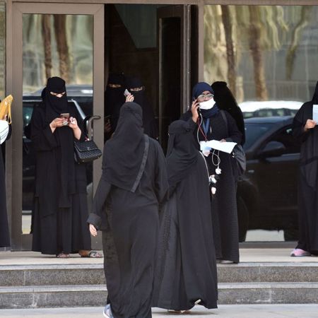 هل تسمح السعودية بالحجاب الملون في بطاقة الهوية؟