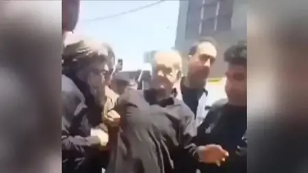 متشددون إيرانيون يعتدون على الرئيس بزشكيان ووزير الخارجية عراقجي خلال جنازة خامنئي
