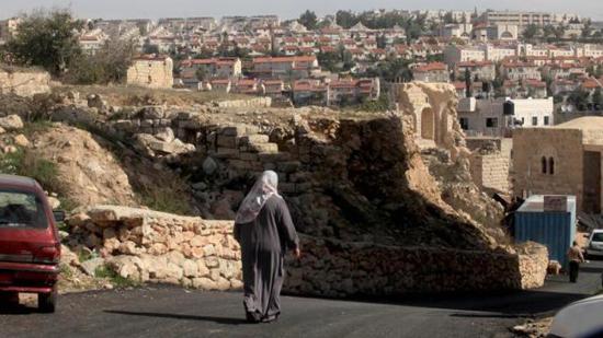 قيود إسرائيلية تعزل 32 فلسطينياً عن منازلهم في قرية بيت إكسا