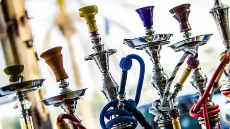 السعودية تغلق عددًا من مقاهي الشيشة والـ lounge الموسيقية بعد ضغوط المحافظين