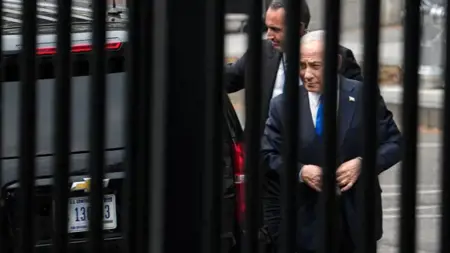 أعلام فلسطينية أمام البيت الأبيض احتجاجاً على زيارة نتنياهو
