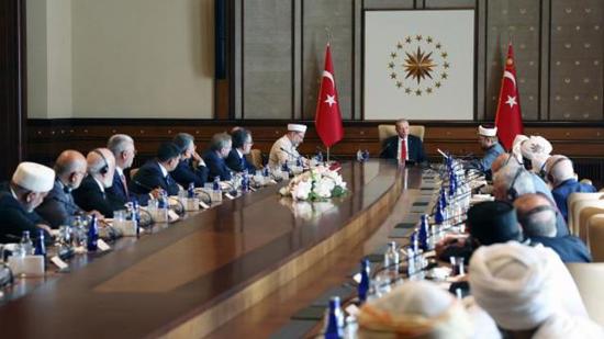 أردوغان يستقبل وفد من الاتحاد العالمي لعلماء المسلمين
