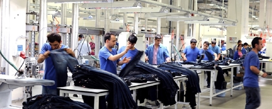 العمالة العربية في قطاع الصناعة التركي… واقع جديد يتشكّل