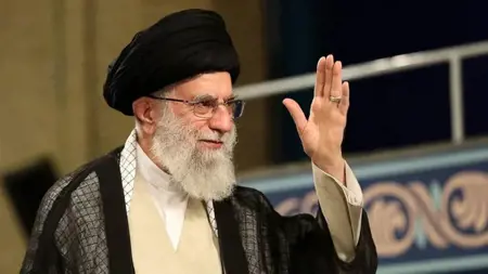 آلاف الإيرانيين يشيّعون خامنئي بطهران