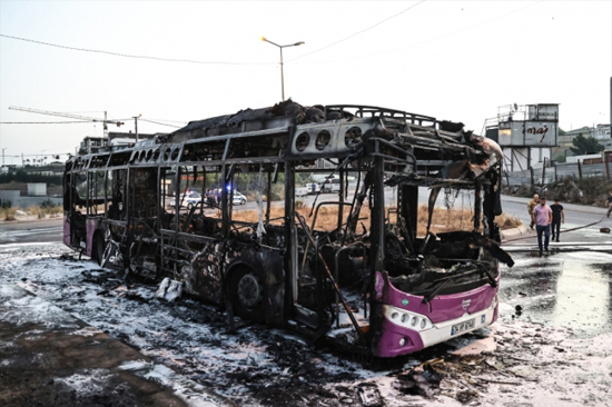اشتعال النيران في حافلة عامة بإسطنبول