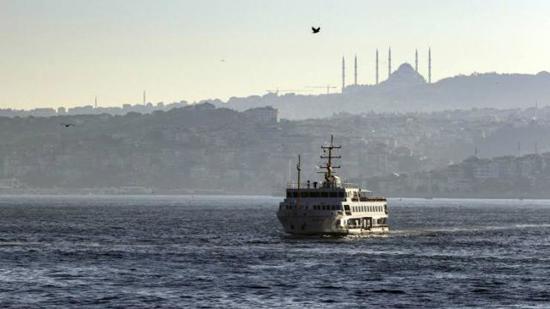 العاصفة تعيق  خدمات النقل البحري في إسطنبول