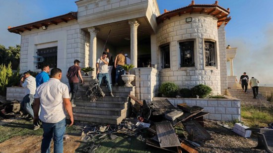 لليوم الثاني عشر.. مستوطنون يحاصرون منازل فلسطينية في قصرة بالضفة الغربية