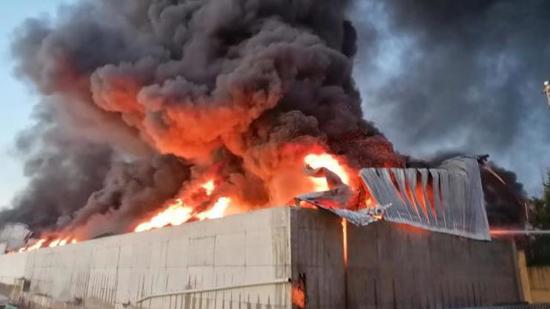 حريق هائل يلتهم مصنع بلاستيك في إسطنبول