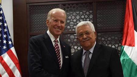 محمود عباس يتلقى اتصالًا هاتفيًا من الرئيس الأمريكي لبحث الأوضاع الأخيرة