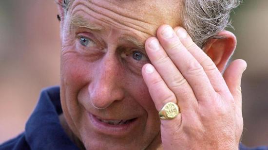 ما سر الخاتم الذهبي في يد الملك تشارلز؟