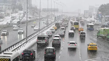 الثلوج تتسبب بازدحام مروري في إسطنبول