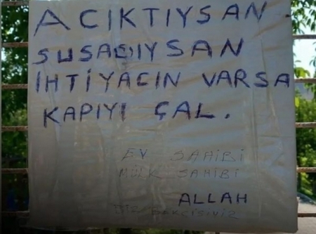 "الملك لله ونحن حراس فقط" صاحب منزل في تشوروم التركية يفتح بابه للمحتاجين