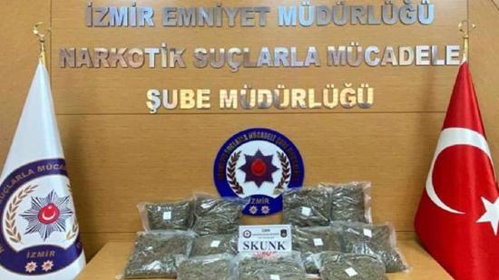 الأمن التركي  بإزمير يضبط سيارة بها كمية من المخدرات