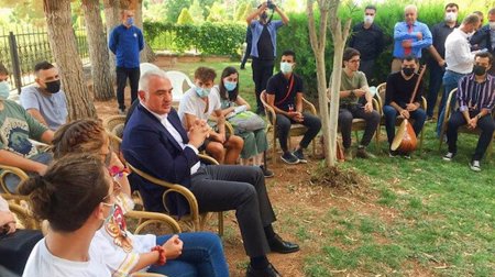 وزير تركي يلبي دعوة طلاب أجانب وصلته عبر وسائل التواصل الاجتماعي
