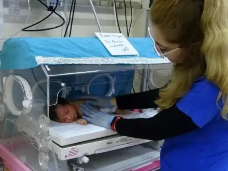 العثور على رضيع عمره 5 أيام تحت شجرة في مرسين والسلطات تفتح تحقيقا في الحادث