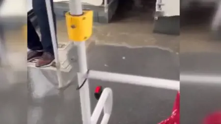 ركاب حافلة متروبوس في اسطنبول يواجهون لحظات صعبة بعد دخول مياه الأمطار إلى الحافلة