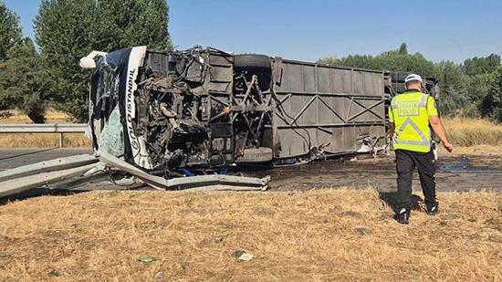 أفيون قره حصار.. إصابة 22 شخصاً في انقلاب حافلة ركّاب