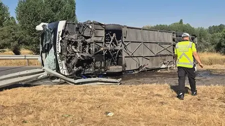 أفيون قره حصار.. إصابة 22 شخصاً في انقلاب حافلة ركّاب