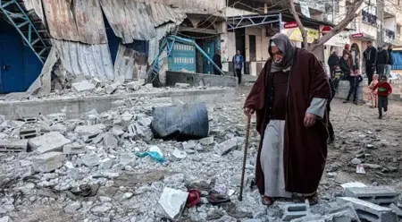 الجيش الإسرائيلي يجبر نازحين على مغادرة مدرستي إيواء بخانيونس الجيش الإسرائيلي يجبر نازحين على مغادرة مدرستي إيواء بخانيونس