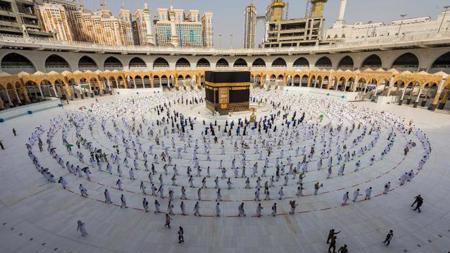 السعودية تعلن  إعادة التباعد الاجتماعي في الكعبة والمسجد النبوي