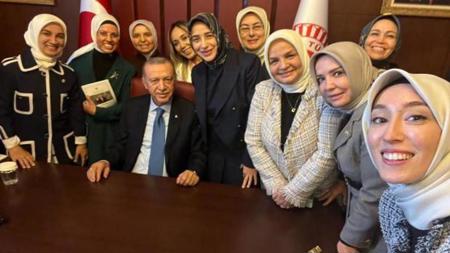 المحجبات يجتمعن حول أردوغان بعد قراره الداعم للحجاب