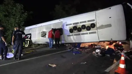 عاجل :كانوا ذاهبين إلى حفل زفاف.. مصرع 6 أشخاص في حادث سير مروع في دنيزلي