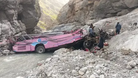 مصرع 40 شخصاً على الأقلّ بسقوط حافلة ركّاب في واد جبلي جنوبي باكستان