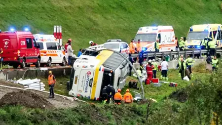 قتلى وجرحى بانقلاب حافلة سياحية تقل 48 هولندياً في جبال الألب