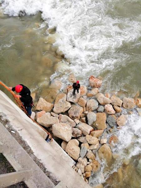 فريق "آفاد" التركية ينقذ سوريين اثنين علقا في سد بولاية باتمان