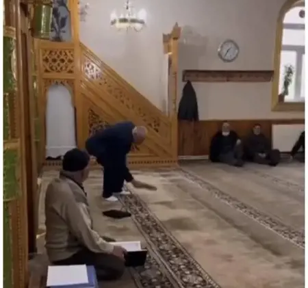 مرشح تركي يقبل المصحف ثم يدهسه بقدمه في أحد مساجد سيواس التركية مرشح تركي يقبل المصحف ثم يدهسه بقدمه في أحد مساجد سيواس التركية