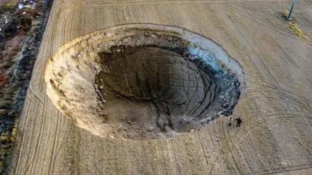 خبير جيولوجي تركي يكشف أسباب تكون الحفر العميقة المرعبة