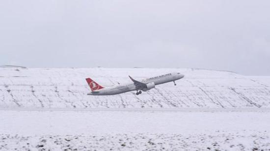 تخفيض الرحلات الجوية في مطار إسطنبول بسبب سوء الأحوال الجوية