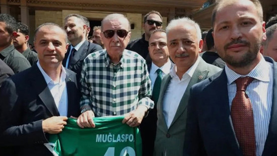 تقديم قميص «موغلا سبور» رقم 48 للرئيس إردوغان خلال زيارته لمرمريس
