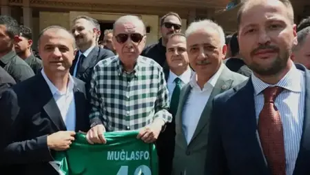 تقديم قميص «موغلا سبور» رقم 48 للرئيس إردوغان خلال زيارته لمرمريس