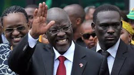 وفاة رئيس تنزانيا متأثرًا بالفيروس.. القائل "الرب سيحمينا من كورونا"